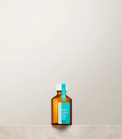 Moroccanoil Light Treatment 25ml To εμβληματικο Moroccanoil Treatment με μια ελαφρύτερη φόρμουλα ιδανική για λεπτά ή ανοιχτόχρωμα μαλλιά. Πλούσιο σε Argan έλαιο μαλλιών με πολλαπλή χρήση. Ξεμπερδεύει τα μαλλιά, εμποδίζει το φριζάρισμα, χαρίζει απαλότητα και ενισχύει τη λάμψη έως και 118% χωρίς να βαραίνει τα μαλλιά. Για λεπτά ή ανοιχτόχρωμα μαλλιά
