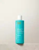Moroccanoil Moisture Repair Shampoo 250ml Ένα ενισχυτικό shampoo πλούσιο σε έλαιο Argan, πρωτεΐνες κερατίνης και απαραίτητα λιπαρά οξέα για να καθαρίζει απαλά και να βοηθά στην αποκατάσταση των κατεστραμμένων μαλλιών. Για αδύναμα και ταλαιπωρημένα μαλλιά