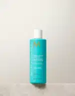 Moroccanoil Extra Volume Shampoo για όγκο που καθαρίζει απαλά, προσφέροντας στα μαλλιά αναζωογονητικά θρεπτικά συστατικά για απαραμιλλή λάμψη και πλουσιο σώμα