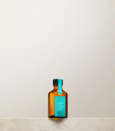 Moroccanoil Treatment 25ml Έλαιο μαλλιών με πολλαπλή χρήση, πλούσιο σε έλαιο Argan. Ξεμπερδεύει τα μαλλιά, εμποδίζει το φριζάρισμα, χαρίζει απαλότητα και ενισχύει τη λάμψη έως και 118%. Ψηφίστηκε το #1 Έλαιο περιποίησης μαλλιών στις ΗΠΑ.* Για όλους τους τύπους μαλλιών