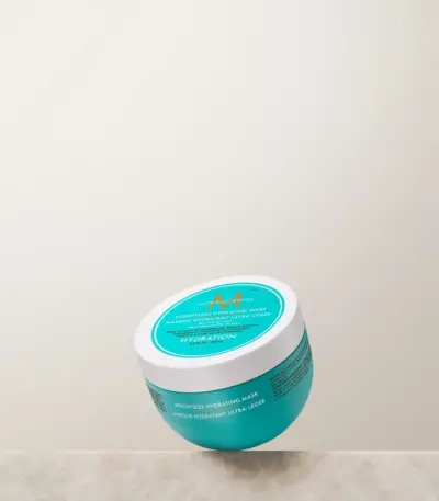 Moroccan Oil Hydrating Mask Light 250ml Μια ελαφριά αλλά έντονα θρεπτική μάσκα με έλαιο Argan και βούτυρο Καριτέ που βοηθά στην αποκατάσταση της υγρασίας, της ελαστικότητας και της λάμψης στα ξηρά μαλλιά. Για λεπτά ξηρά μαλλιά.