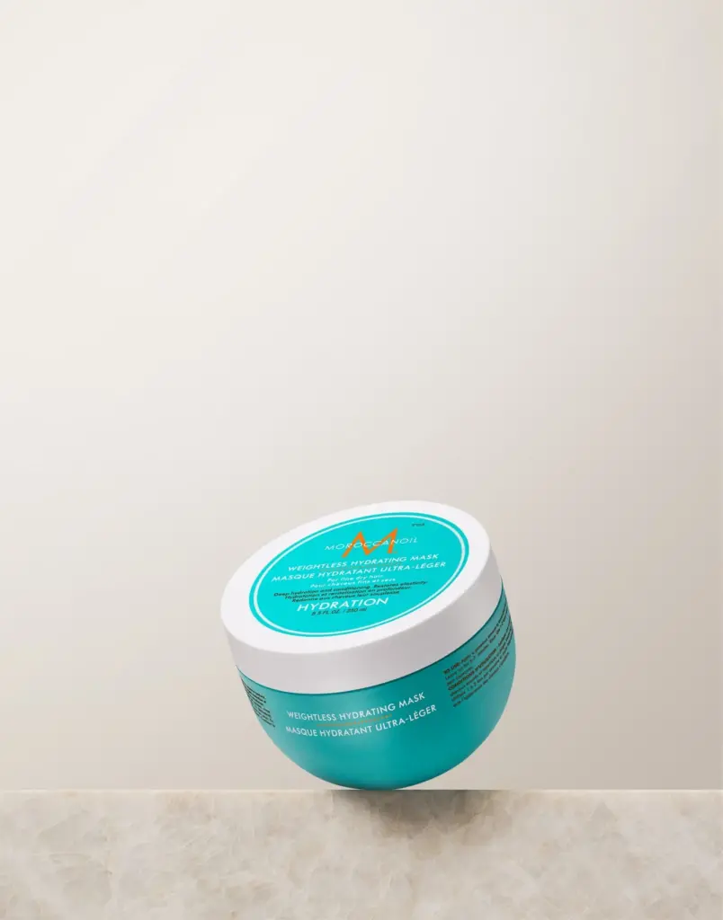 Moroccan Oil Hydrating Mask Light 250ml Μια ελαφριά αλλά έντονα θρεπτική μάσκα με έλαιο Argan και βούτυρο Καριτέ που βοηθά στην αποκατάσταση της υγρασίας, της ελαστικότητας και της λάμψης στα ξηρά μαλλιά. Για λεπτά ξηρά μαλλιά.