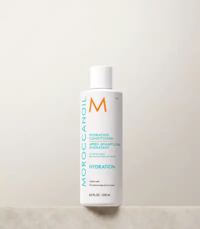 Moroccanoil Hydrating Conditioner 250ml Για όλους τους τύπους μαλλιών. Ένα conditioner που ξεμπερδεύει απαλά και θρέφει τα μαλλιά, πλούσιο σε έλαιο Argan, ενυδατικά κόκκινα φύκια και βιταμίνες Α και Ε.