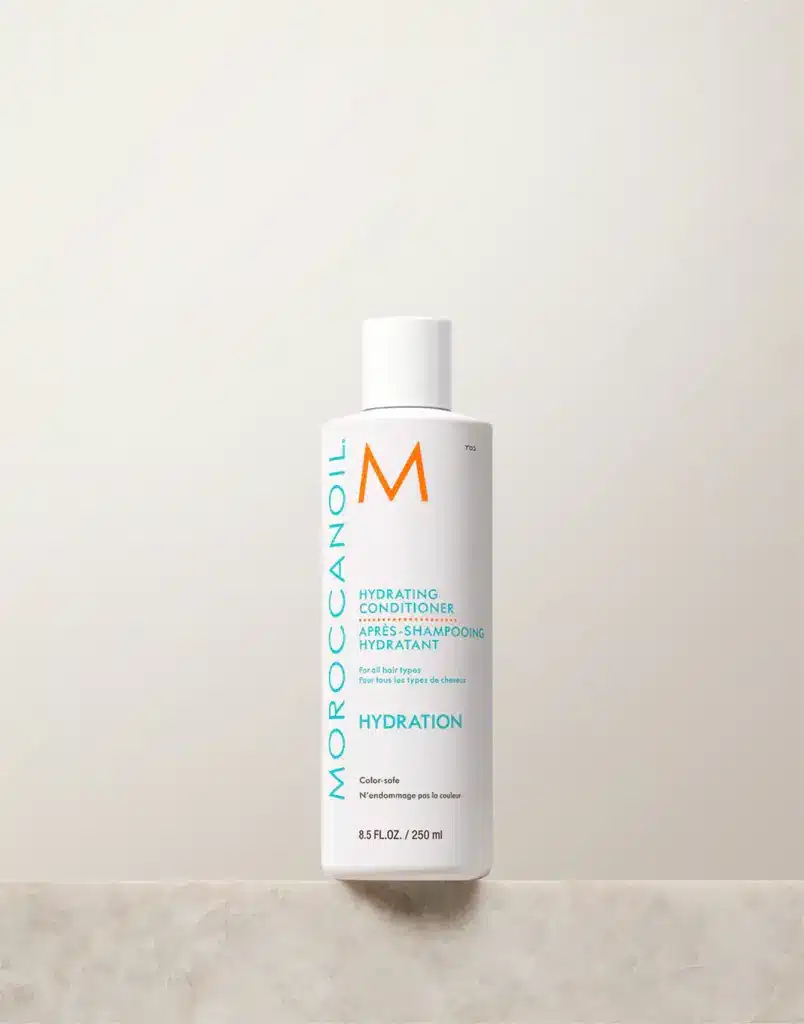 Moroccanoil Hydrating Conditioner 250ml Για όλους τους τύπους μαλλιών. Ένα conditioner που ξεμπερδεύει απαλά και θρέφει τα μαλλιά, πλούσιο σε έλαιο Argan, ενυδατικά κόκκινα φύκια και βιταμίνες Α και Ε.