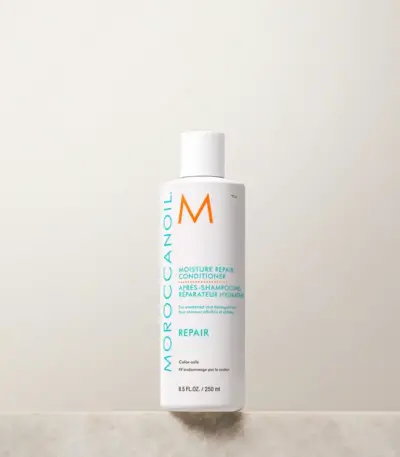 Moroccanoil Moisture Repair Conditioner 250ml Ένα ενισχυτικό conditioner με έλαιο Αrgan, απαραίτητα λιπαρά οξέα και πρωτεΐνες κερατίνης για να ξεμπερδεύει απαλά και να βοηθά στην αποκατάσταση των κατεστραμμένων μαλλιών. Για αδύναμα και ταλαιπωρημένα μαλλιά.