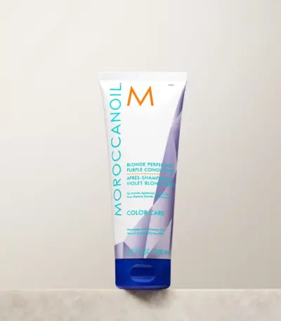 Moroccanoil Blonde Perfecting Purple Conditioner 200ml Για ξανθά, ανοιχτόχρωμα ή γκρί μαλλιά. Ένα θρεπτικό conditioner με μωβ χρωστικά που ξεμπερδεύει απαλά και μαλακώνει τα μαλλιά ενώ ενισχύει τον τόνο και τη ζωντάνια του χρώματος.