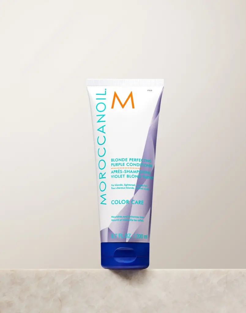 Moroccanoil Blonde Perfecting Purple Conditioner 200ml Για ξανθά, ανοιχτόχρωμα ή γκρί μαλλιά. Ένα θρεπτικό conditioner με μωβ χρωστικά που ξεμπερδεύει απαλά και μαλακώνει τα μαλλιά ενώ ενισχύει τον τόνο και τη ζωντάνια του χρώματος.