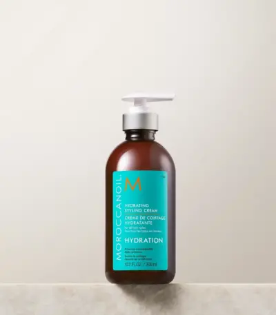 Moroccanoil Hydrating Styling Cream 300ml Για όλους τους τύπους μαλλιών. Μια ελαφριά κρέμα styling πολλαπλών χρήσεων που τιθασεύει το φριζάρισμα και τις ατιθασες τουφες, ενυδατώνει τα μαλλιά και παρέχει απαλό κράτημα για λεία, κομψά styling.