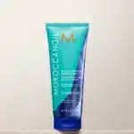 Moroccanoil Blonde Perfecting Purple Shampoo 200ml Για ξανθά, ανοιχτά καστανά και γκρί μαλλιά Ένα shampoo με μωβ χρωστικές για απαλό καθαρισμό και εξουδετέρωση των ανεπιθύμητων πορτοκαλί τόνων. Χαρίζει στα μαλλιά ζωνατνο χρώμα και λάμψη.