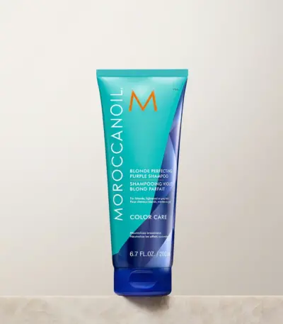 Moroccanoil Blonde Perfecting Purple Shampoo 200ml Για ξανθά, ανοιχτά καστανά και γκρί μαλλιά Ένα shampoo με μωβ χρωστικές για απαλό καθαρισμό και εξουδετέρωση των ανεπιθύμητων πορτοκαλί τόνων. Χαρίζει στα μαλλιά ζωνατνο χρώμα και λάμψη.