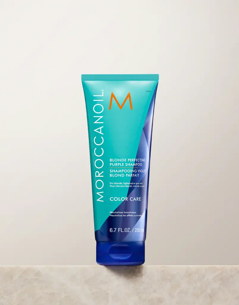 Moroccanoil Blonde Perfecting Purple Shampoo 200ml Για ξανθά, ανοιχτά καστανά και γκρί μαλλιά Ένα shampoo με μωβ χρωστικές για απαλό καθαρισμό και εξουδετέρωση των ανεπιθύμητων πορτοκαλί τόνων. Χαρίζει στα μαλλιά ζωνατνο χρώμα και λάμψη.