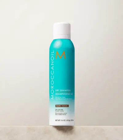 Moroccanoil Dry Shampoo Dark Tones 205ml Για όλους τους τύπους μαλλιών Ένα ξηρό shampoo που απορροφάται αμέσως, απομακρύνοντας τη συσσώρευση λιπαρότητας και τα υπολείμματα προϊόντων styling χωρίς να θαμπώνει τα μαλλιά.
