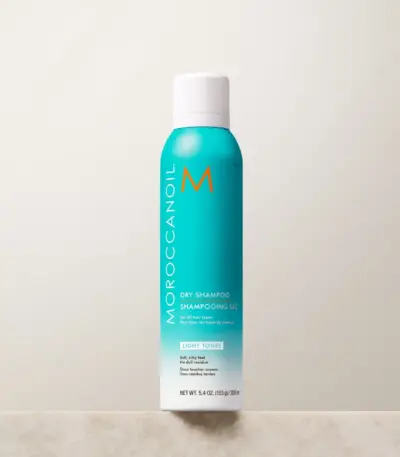 Moroccanoil Dry Shampoo Light Tones 205ml Για όλους τους τύπους μαλλιών Ένα ξηρό shampoo που απορροφάται αμέσως, απομακρύνοντας τη συσσώρευση λιπαρότητας και τα υπολείμματα προϊόντων styling ενώ παράλληλα καταπολεμά τους ανεπιθύμητους χάλκινους τόνους στα ανοιχτόχρωμα μαλλιά.