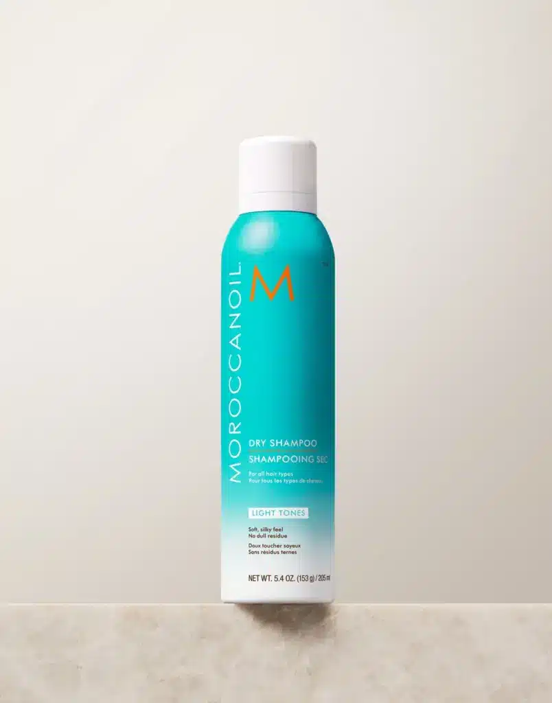 Moroccanoil Dry Shampoo Light Tones 205ml Για όλους τους τύπους μαλλιών Ένα ξηρό shampoo που απορροφάται αμέσως, απομακρύνοντας τη συσσώρευση λιπαρότητας και τα υπολείμματα προϊόντων styling ενώ παράλληλα καταπολεμά τους ανεπιθύμητους χάλκινους τόνους στα ανοιχτόχρωμα μαλλιά.