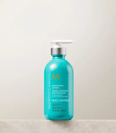 Moroccanoil Smoothing Lotion Για μεσαία, σγουρά και τραχιά μαλλιά Μια κρέμα που περιποιείται τα μαλλιά ενώ ελέγχει το φριζάρισμα, αυξάνει τη διαχειρισιμότητα