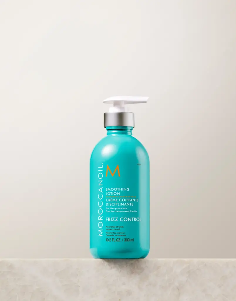 Moroccanoil Smoothing Lotion Για μεσαία, σγουρά και τραχιά μαλλιά Μια κρέμα που περιποιείται τα μαλλιά ενώ ελέγχει το φριζάρισμα, αυξάνει τη διαχειρισιμότητα