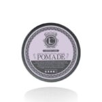 Lavish Care Strong Hold Deluxe Pomade ελαφριάς σύνθεσης με δυνατό κράτημα δίνοντας τον απόλυτο έλεγχο και ακρίβεια στα διάφορα look χωρίς να βαραίνει τα μαλλιά.