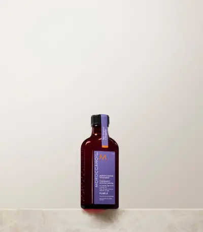 Ένα ελαφρύ έλαιο μαλλιών που έχει σχεδιαστεί για την άμεση εξουδετέρωση των ανεπιθύμητων πορτοκαλί και κίτρινων τόνων στα μαλλιά, ενώ παράλληλα παρέχει ενυδάτωση και έξτρα λάμψη. Ένα προϊόν που προσφέρει όλα τα τα οφέλη το Moroccanoil Treatment Original αλλά είναι ιδανικό για τα ξανθά, ξανοιγμένα και γκρίζα μαλλιά.