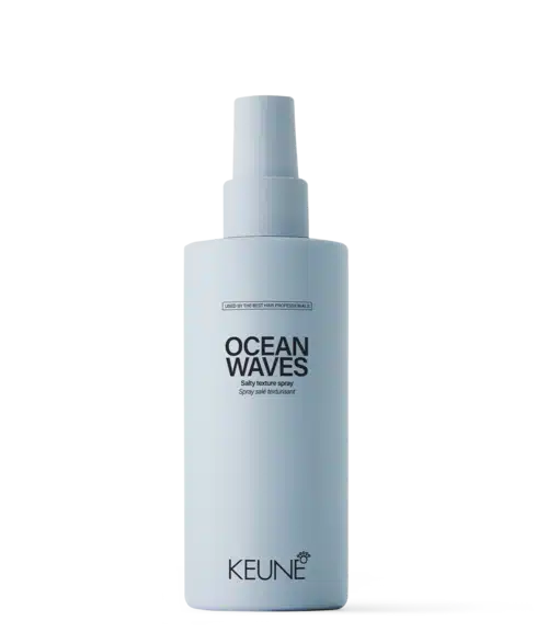 Keune Ocean Waves Salty Texture Spray 200ml Για μαλλιά σαν να βγήκες από τη θάλασσα. Αυτό το σπρέι υφής είναι εμπλουτισμένο με κρυστάλλους αλατιού, οι οποίοι αναπτύσσονται όσο στεγνώνουν τα μαλλιά.